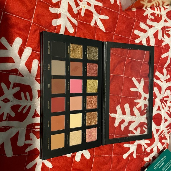 Brand new Huda Beauty rose gold edition textured palette!! Never used!! - Picture 3 of 3